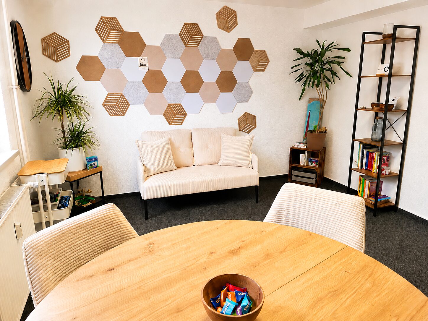 Gemütliche Sitzecke mit Sofa in der Praxis ZwischenRaum Wetzlar